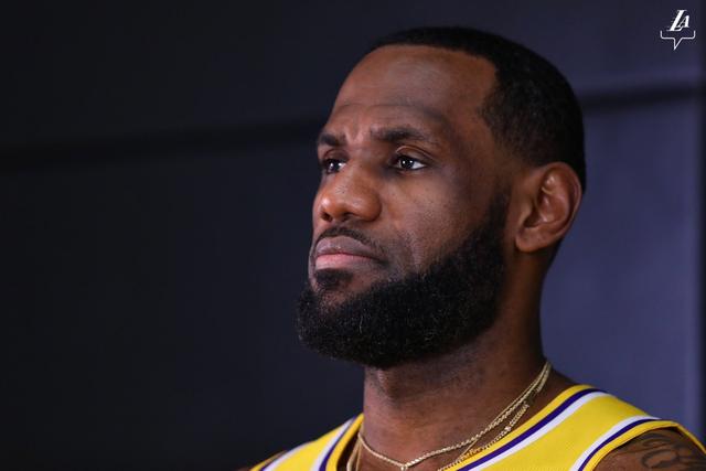 萧华对假摔新政：NBA引入AI技术判罚，雷霆马刺争议再掀波澜